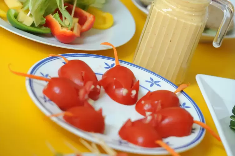 Das Auge isst mit: Manche Kinder greifen bei Obst und Gemüse leichter zu, wenn es spielerisch daherkommt wie hier die Tomaten in