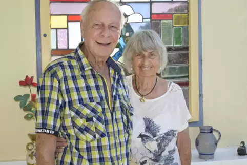 Rosemarie und Klaus Speichermann auf ihrem Balkon mit den bunten „Kirchenfenstern“.