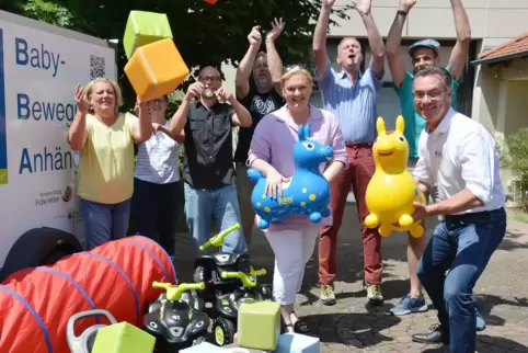 Jugend- und Schuldezernent Christoph Buttweiler (rechts) und Denise Hartmann-Mohr (Mitte) freuen sich mit ihrem Team der „Frühen