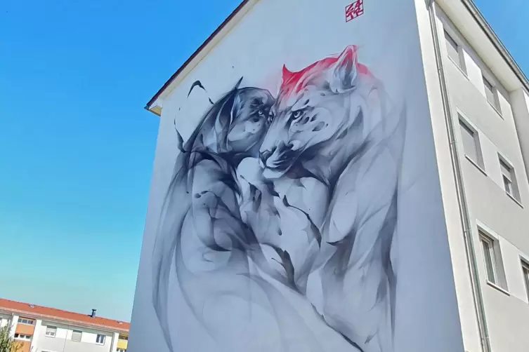 Das 35. Mural des Projekts „Stadt.Wand.Kunst“ zeigt zwei majestätische Raubkatzen, die in ein intimes Gespräch vertieft zu sein 