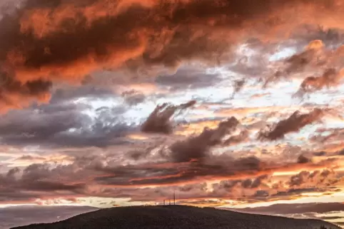Fraglos ein Hingucker: der Donnersberg in sommerlicher Abenddämmerung. Fraglos ein Hingucker: der Donnersberg in sommerlicher Abenddämmerung.