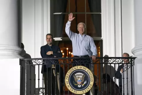 Bei Joe Biden – hier nach dem Feuerwerk zum Unabhängigkeitstag auf dem Balkon des Weißen Hauses – kommt keine Freude auf: Neun v