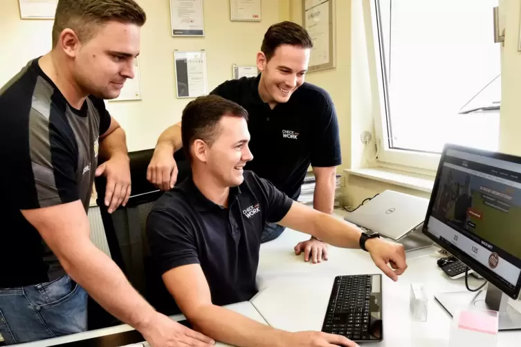 Markus Holl (links) mit Bruder Martin und Marcel J&auml;ger (hinten). Die drei haben das Handwerkernetzwerk &bdquo;Check and Work&ldquo; gegr&uuml;nde