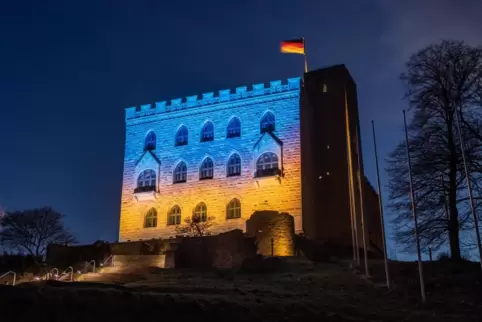 Solidarität mit der Ukraine: das blau-gelb angestrahlte Hambacher Schloss.