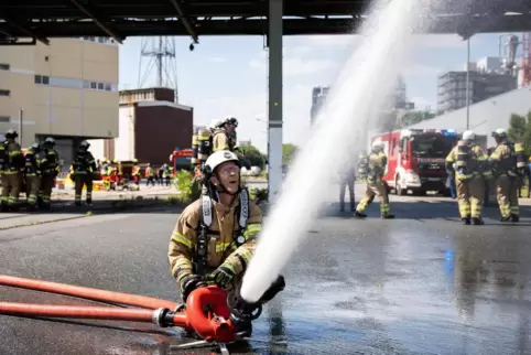  Mit meterhohen Wasserstrahlen kühlt die Werksfeuerwehr die Gefahrenstelle. 