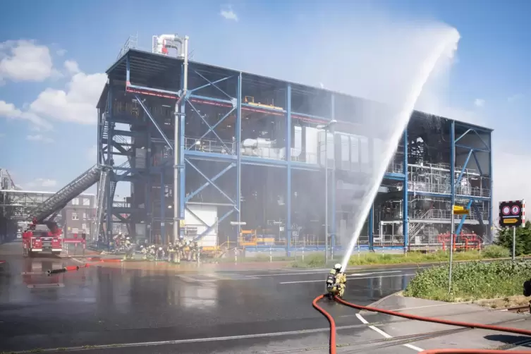 Bevor der Brand gel&ouml;scht werden kann, muss die Umgebung gek&uuml;hlt werden. 