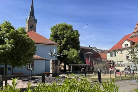 Die Kirche, die mitten im Dorf steht, wird 200 Jahre alt. 