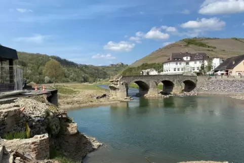 Prägnant: Die Nepomukbrücke in Rech im Ahrtal soll nicht wieder aufgebaut werden, wenn es nach dem Gemeinderat geht.