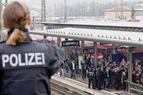 Wenn Fans am Bahnhof in Kaiserslautern ankommen und zum Betzenberg pilgern wollen, ist die Polizei gefordert.