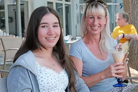 Neele Broschat und Anne Oberle genießen den Pfälzer Sommer. 
