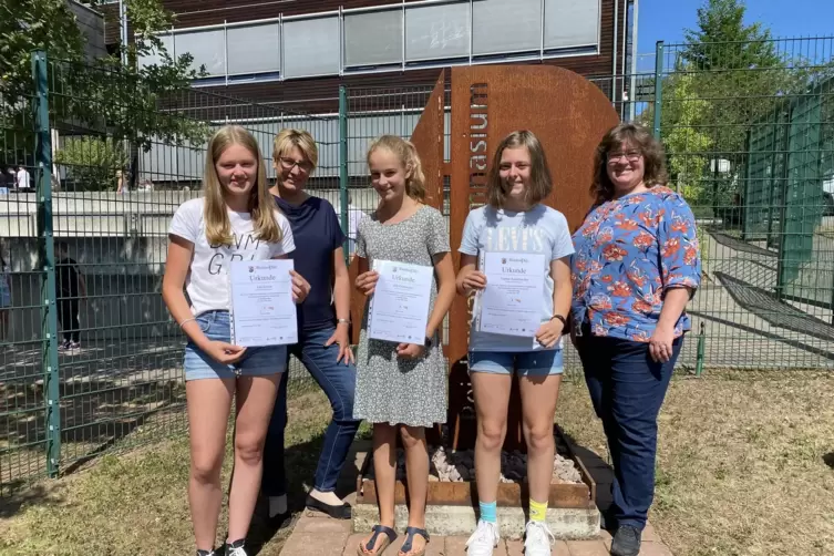  Erfolgreich beim Landeswettbewerb Physik Platz: Lea Layes, Emma Aulenbacher und Elli Gretzschel mit Physiklehrerin Annette Gott