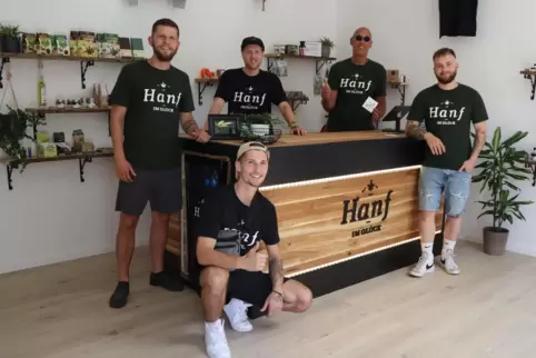 Lukas und Patrick Ziobro, Franchisemanager David Haise, Ralf Kannheiser und Tom Mangold (von links) präsentieren den neu eröffne