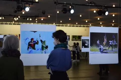 Die Ausstellung verwandelt das Foyer des Nationaltheaters in einen Bilderwald voller „schwebender“ Bühnenmomente.