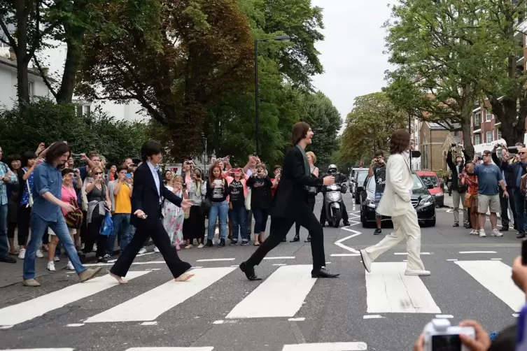 Der berühmteste Zebrastreifen der Welt auf der Londoner Abbey Road. Beatles-Fans stellen das legendäre Cover nach. 
