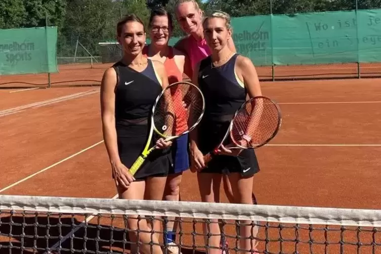 Die Damen 30 des PTC Grünstadt wurden Meister in der B-Klasse (von links): Marina Feuerbach, Sina Graf, Carolin Schlemper, Micha