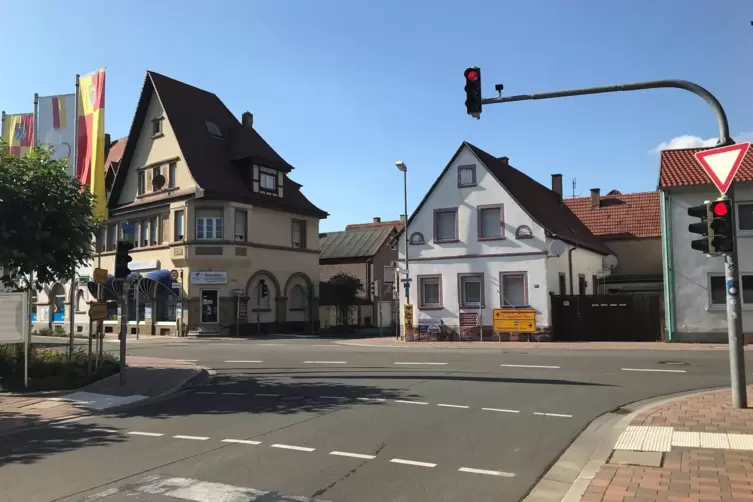 Schwerverkehr mit Ziel Bellheim soll bis auf Weiteres über den Südumgehungskreisel an der Rülzheimer Straße in den Ort geleitet 