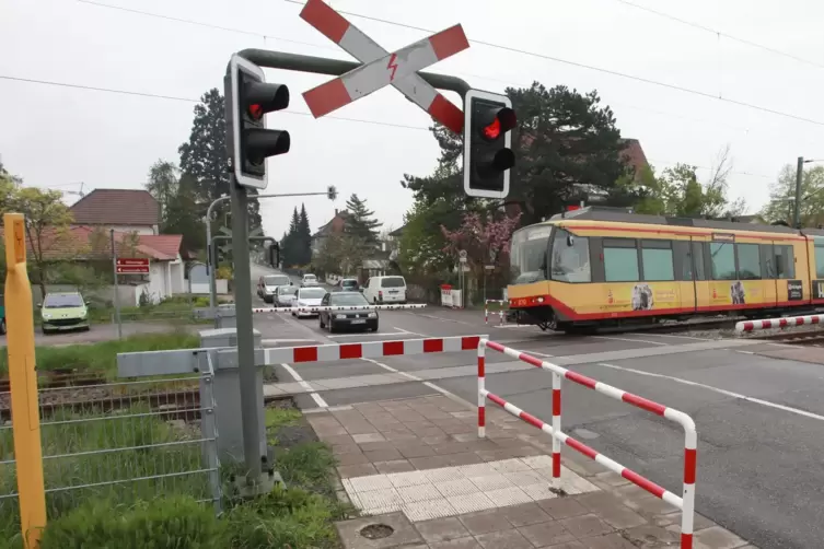 Durch LKW, die aus Richtung H&ouml;rdt ins Dorf fahren und zur Kardex wollen, kommt es immer wieder zu R&uuml;ckstaus auf den Bahn&uuml;bergang