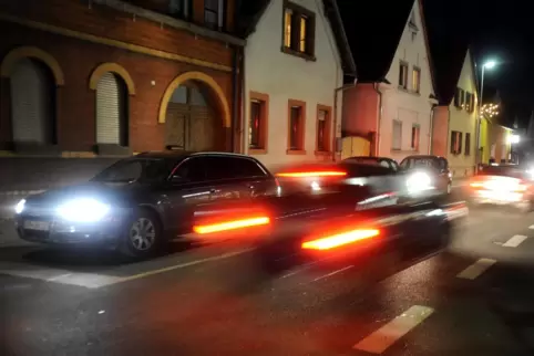 Immer mal wieder ein Aufregerthema: der Verkehr, hier eine nächtliche Aufnahme der Hauptstraße in Dannstadt. Ein Konzept soll al