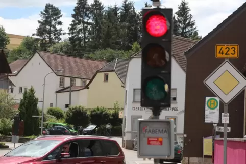 Die Ampeln an der B423 in Steinbach stehen kaum 20 Meter entfernt. Sie seien derzeit nötig, um Anwohnern die Ausfahrt über die T