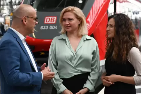 Unter den Neueinstellungen waren auch 30 Geflüchtete aus der Ukraine. Das Foto zeigt DB-Personalvorstand Martin Seiler im Gesprä