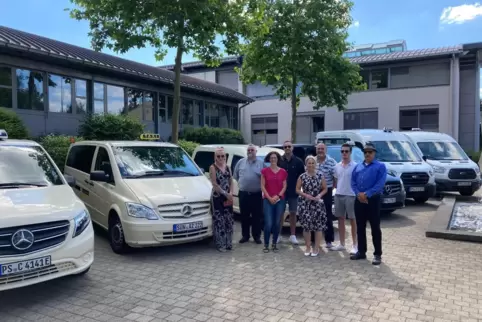 Die Landrätin Susanne Ganster inmitten der Sachbearbeiter und der Taxiunternehmer, die mit dem Ruftaxi beauftragt wurden.