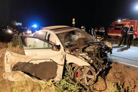 Ist der Fahrer dieses Jaguar bis zu seinem Unfall mit drei Toten in Rennfahrer-Manier über die Kreisstraße zwischen Weisenheim a