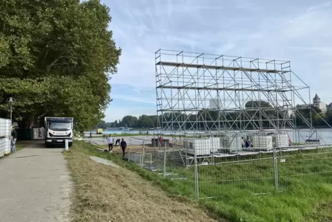 2021 am Rheinufer: Abbauarbeiten der Großleinwand des Freiluftkinos. 