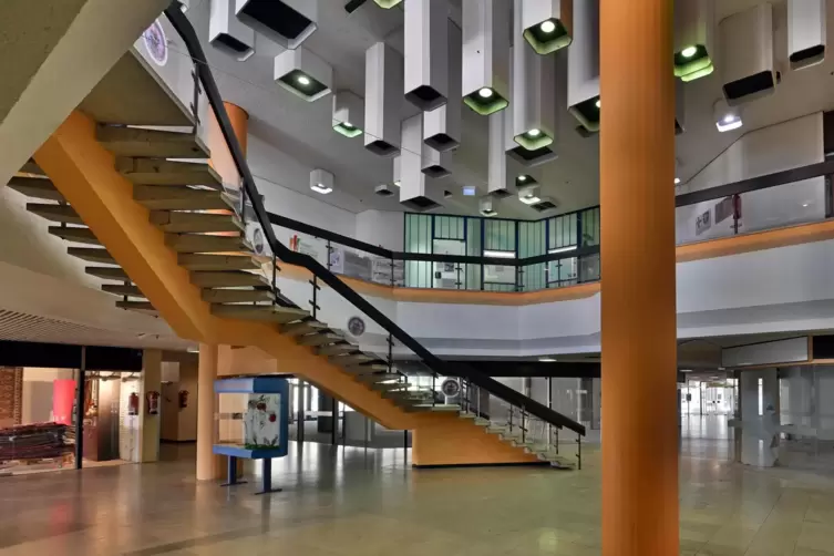 Haben ebenfalls viel Sanierungsbedarf und sind als Fl&auml;che in das Nutzungskonzept integriert: Treppenhaus und Atrium.