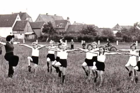 In den 1950er-Jahren übten die „Turnmädchen“ des Turnerbund Jahn unter Leitung von Medi Hellmann auf dem alten Sportplatz.