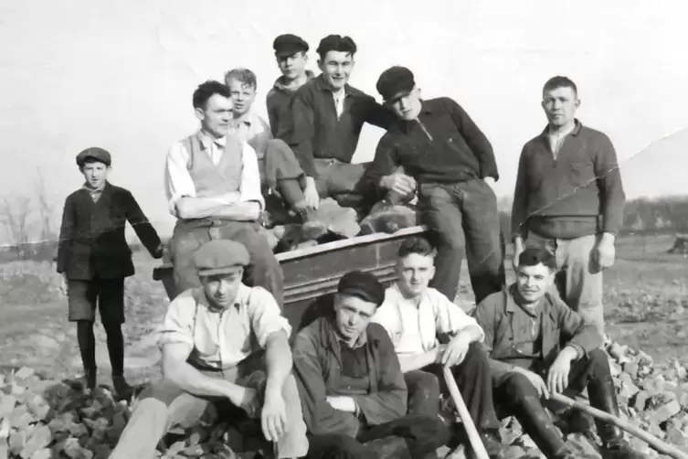 Die &bdquo;Arbeitsgemeinschaft&ldquo; und TB Jahn-Aktive beim Sportplatzbau 1936. Vordere Reihe, zweiter von rechts: Lorenz Heidenreich.