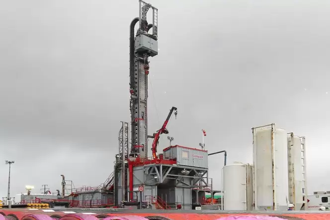 September 2019: Auf einem Acker bei Schwegenheim hat ein Erdöl-Konsortium einen Bohrturm errichtet, um in etwa 2600 Metern Tiefe September 2019: Auf einem Acker bei Schwegenheim hat ein Erdöl-Konsortium einen Bohrturm errichtet, um in etwa 2600 Metern Tiefe