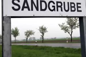 Nahe der Sandgrube an der L534 zwischen Otterstadt und Waldsee soll nach Erdöl gebohrt werden. Nahe der Sandgrube an der L534 zwischen Otterstadt und Waldsee soll nach Erdöl gebohrt werden.