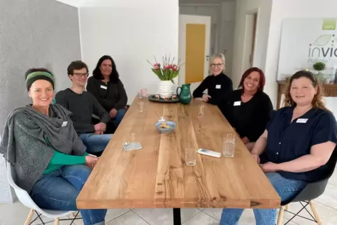Jeannette Paulick, Marek Wenzel, Ingrid Genari (linke Seite, von vorn) sowie Agnes König, Andrea Kuntz und Katrin Schwacke bilde