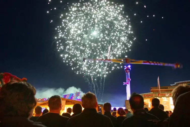 Ah und Oh: Viele Menschen bestaunen gerne Feuerwerke, die es oft bei Volksfesten zu sehen gibt – auch beim Schifferstadter Retti
