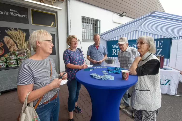Redaktion vor Ort in Heiligenstein: Ursula Stadler (links) beklagt im Gespräch mit Christine Kraus (Zweite von links) und Timo L