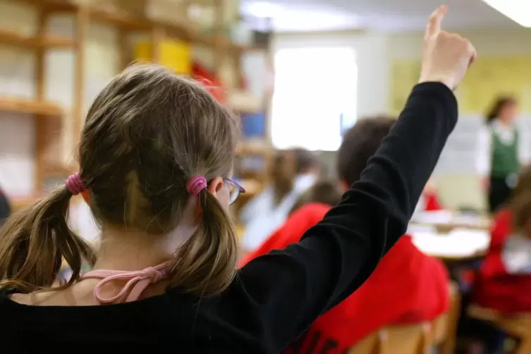 Sozialisationsort Schule &ndash; Klaus Gr&ouml;schel schildert ihn aus Sch&uuml;ler- und Lehrer-Perspektive. Er ging in Contwig in die Grundschu