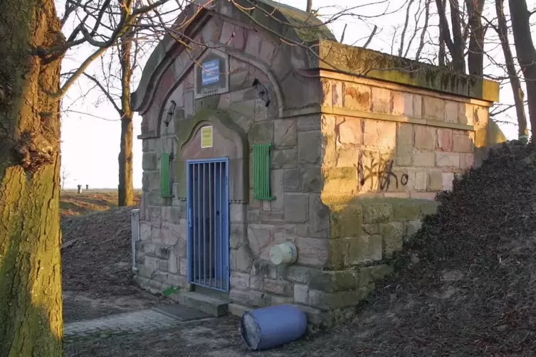 Das historische Wasserhaus auf dem Kappenberg in Minfeld. 