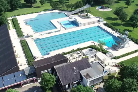 Das Offenbacher Queichtalbad aus der Vogelperspektivr. 