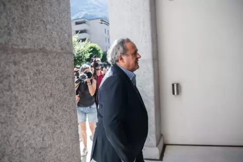 Der ehemalige Uefa-Präsident Michel Platini trifft am Schweizer Bundesstrafgericht in Bellinzona ein.