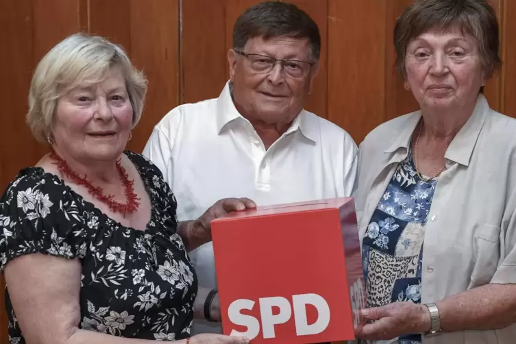Iris Braunewell (links), Dieter Braunewell und Hildegard Curschmann haben seit 50 Jahren das SPD-Parteibuch.