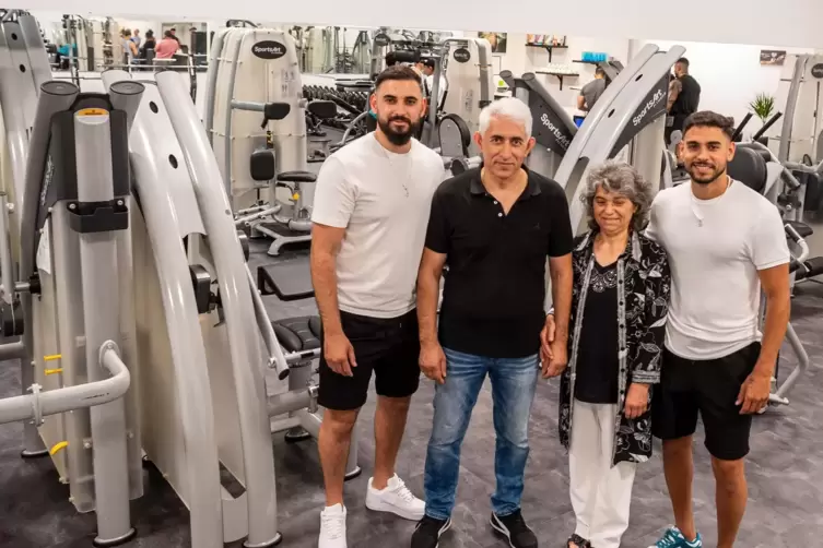 Salim, Mustafa, Ayse und Selim Avci (von links) freuen sich auf Sportbegeisterte in ihrem neuen Studio.