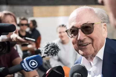 Sep Blatter triumphierend nach dem Urteil.