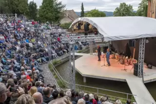 Noch bis Ende Juli läuft das Programm auf der malerischen Bühne über dem Wassergraben des Edesheimer Schlosses. 