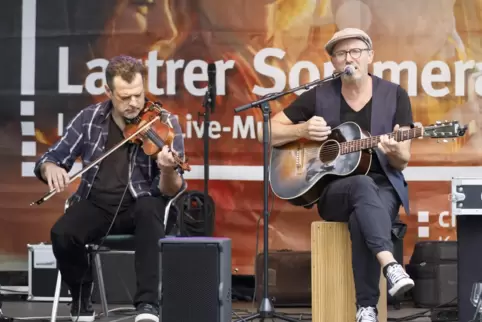 Wo bist du, Bruder? Anstelle der erkrankten Maria Blatz spielte Christian Herzberger (links) mit dem Liedermacher Tom Keller.