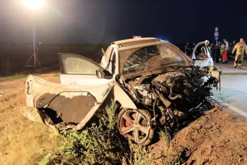 Der zerstörte Jaguar nach dem Unfall. 