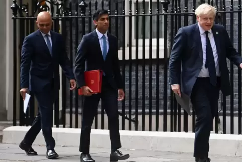 Sajid Javid (links) und Rishi Sunak, die mit ihren Rücktritten das Ende von Boris Johnson (rechts) als Premier einläuteten, gelt