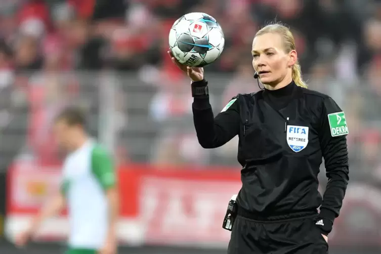 Bibiana Steinhaus bei der Arbeit: Hier spielt 1. FC Union Berlin gegen den FC Augsburg.