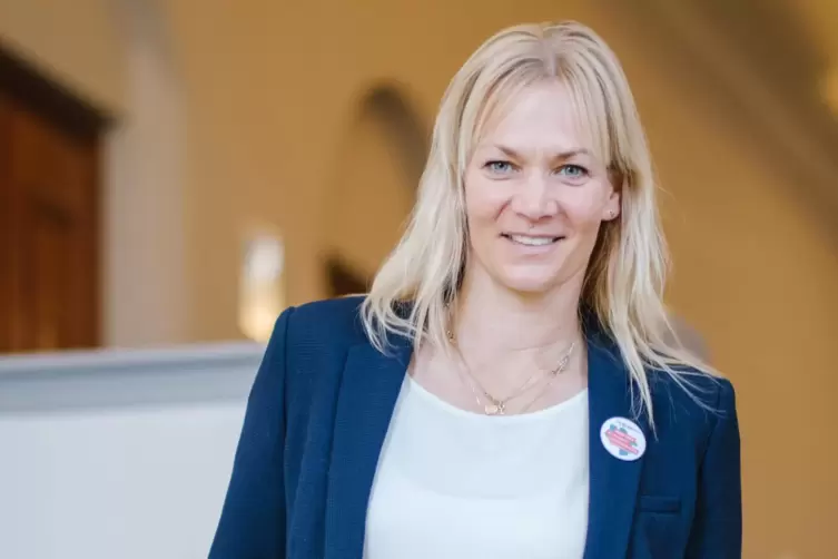 Bibiana Steinhaus nach der Pressekonferenz zur Gr&uuml;ndung des Landes Niedersachsen. 