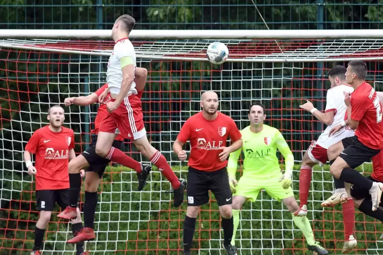 Das Geschehen in der Partie der TSG Albsiheim (rote Trikots) gegen Landesligist RWO Alzey spielte sich meist vor dem Tor der Gas