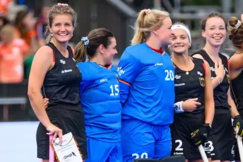Sonja Zimmermann (links, während der Nationalhymne vor dem Spiel gegen Chile) hat gut lachen. Die Form der „Danas“ sei gut. Am S